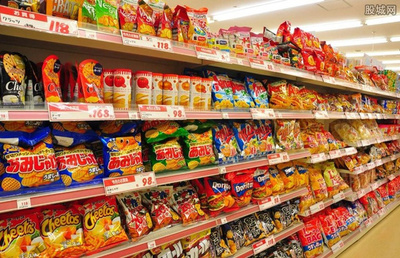 超市員工清理過期食品，守護(hù)市民“舌尖上的安全”